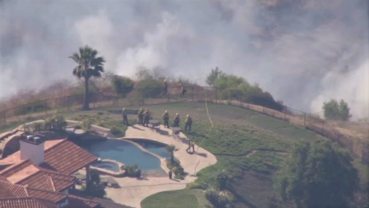 West Hills fire burns to within a few feet of homes – NBC Los Angeles