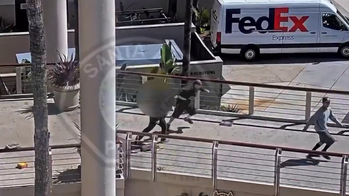 Video: Santa Ana mall employee fights off thieves NBC Los Angeles Video: Santa Ana mall employee fights off thieves NBC Los Angeles
