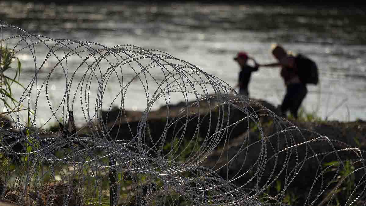 Informes de soldados de Texas sobre migrantes ensangrentados y colapsados en la frontera entre EE. UU. y México generan críticas – Telemundo 52 Informes de soldados de Texas sobre migrantes ensangrentados y colapsados en la frontera entre EE. UU. y México generan críticas – Telemundo 52