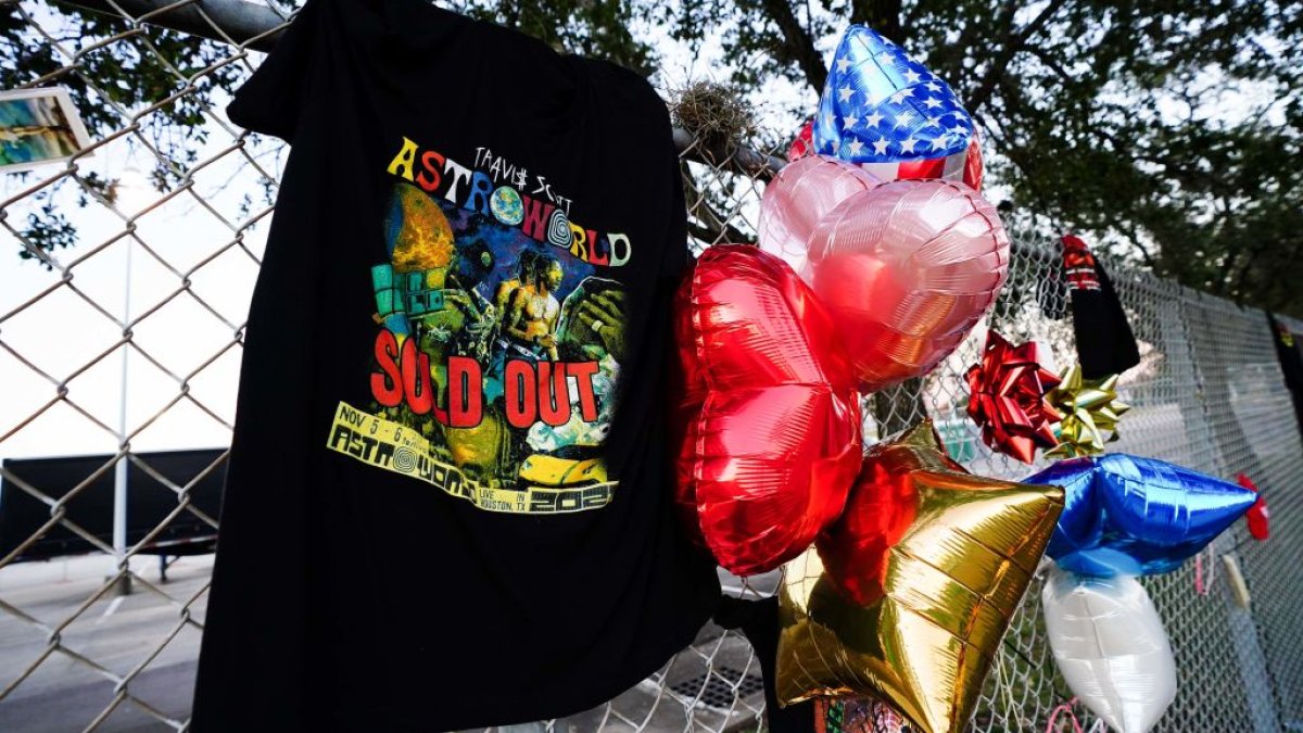 Houston Police release full report into Travis Scott's Astroworld festival tragedy – NBC Los Angeles - Vimarsana News