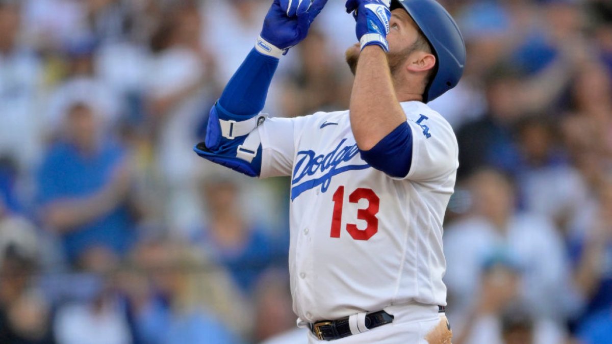 Muncy homers, Roberts gets 700th win as manager in Dodgers' 5-2