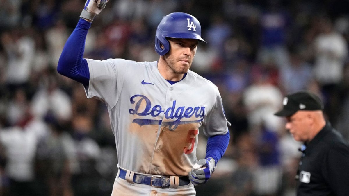 Freddie Freeman crushes two of Dodgers' five homers in 16-3