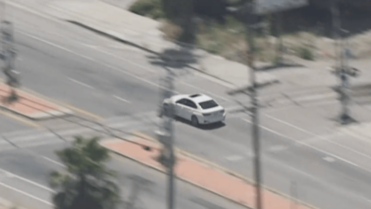 Police chase car in the Inglewood area – NBC Los Angeles
