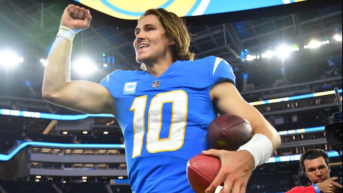 Justin Herbert-Chargers extension makes QB highest paid in NFL - Los Angeles  Times