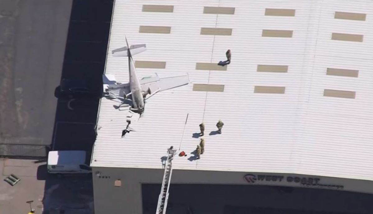 Small Plane Crash On Hangar Roof At Long Beach Airport - Pilot Suffers ...