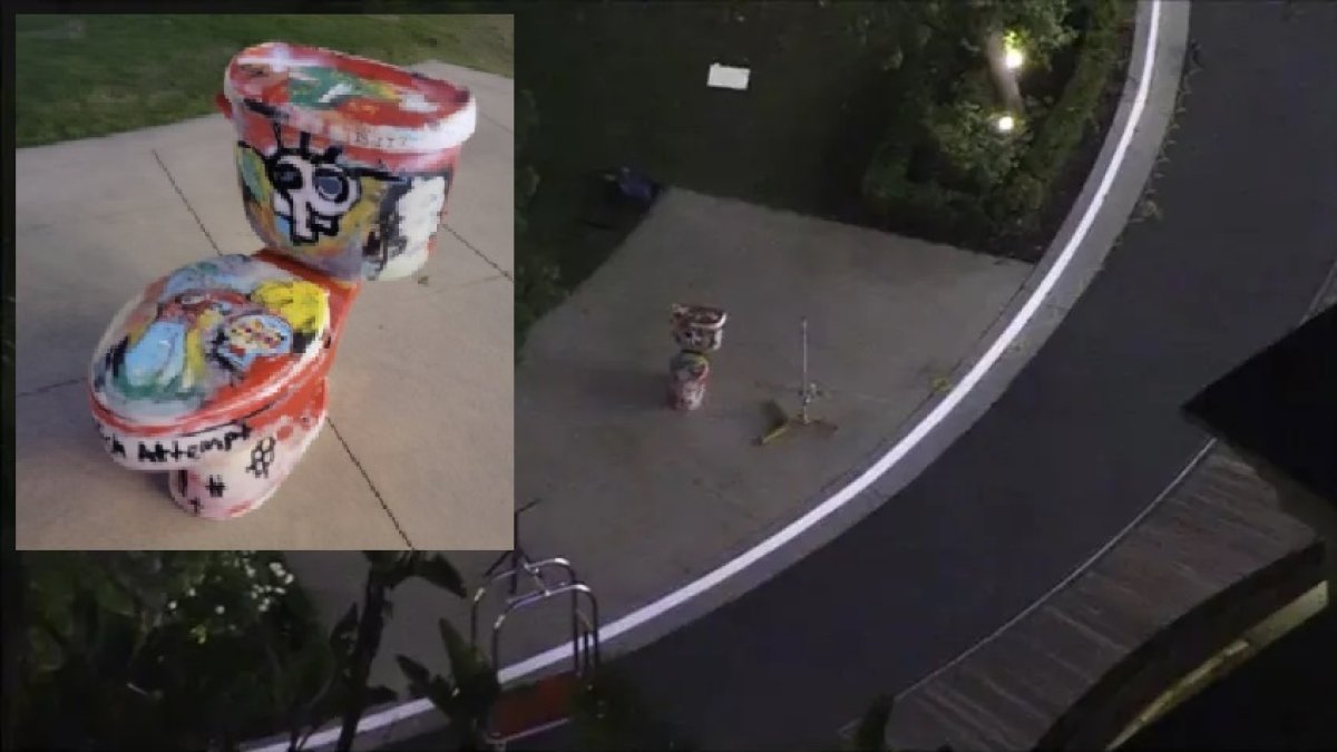 Note claims red toilet is bomb at Glendale mall NBC Los Angeles