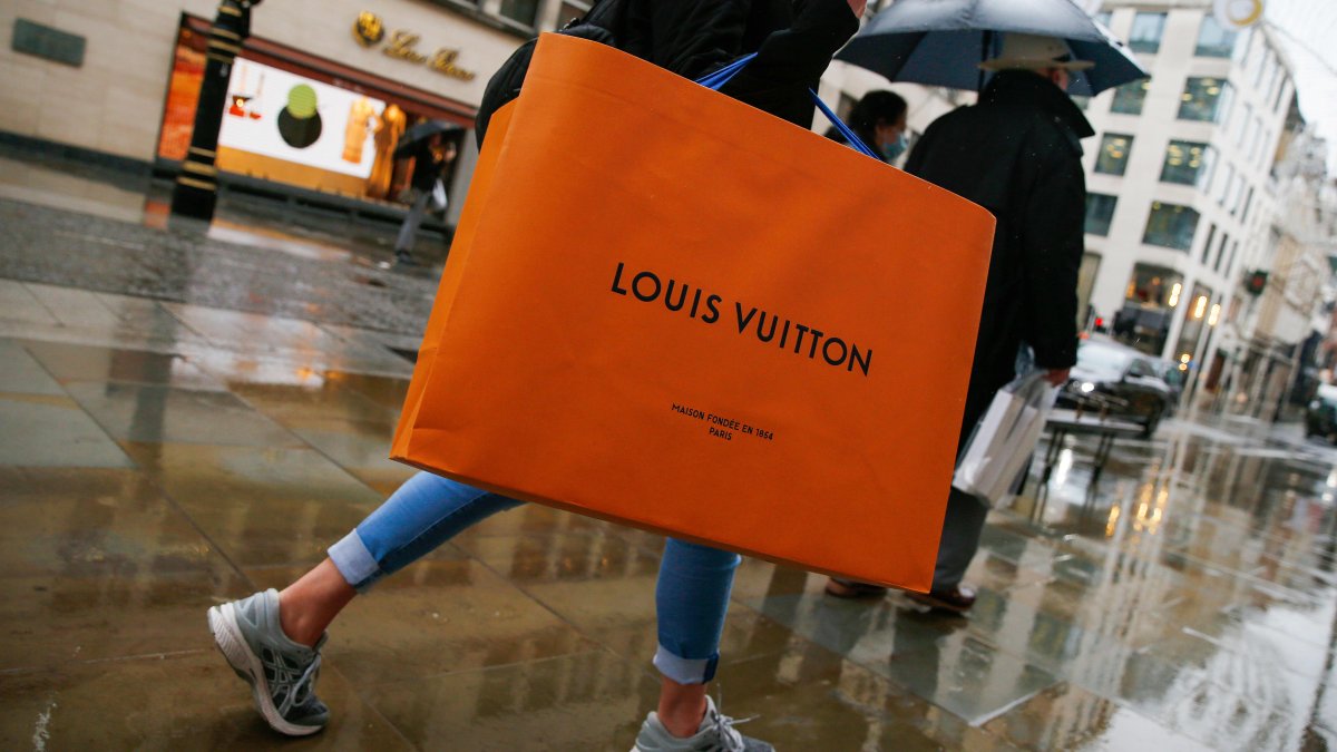 Shoppers embrace 'girl math' to justify luxury purchases — here's how it works – NBC Los Angeles - Vimarsana News