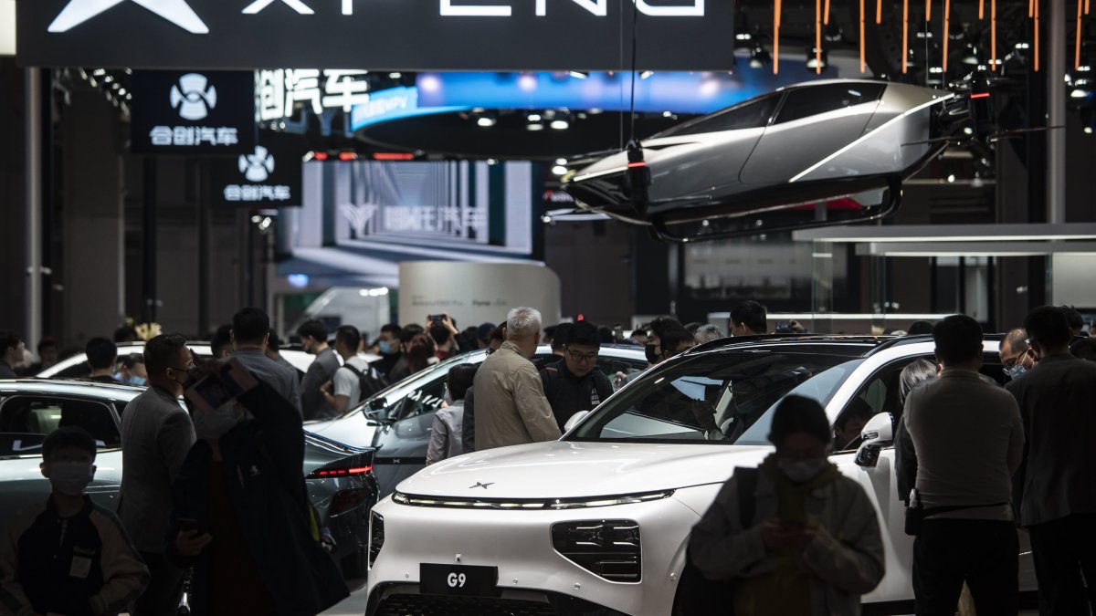 Shares of Chinese Tesla rival Xpeng fall 5% after head of autonomous driving resigns - Vimarsana News