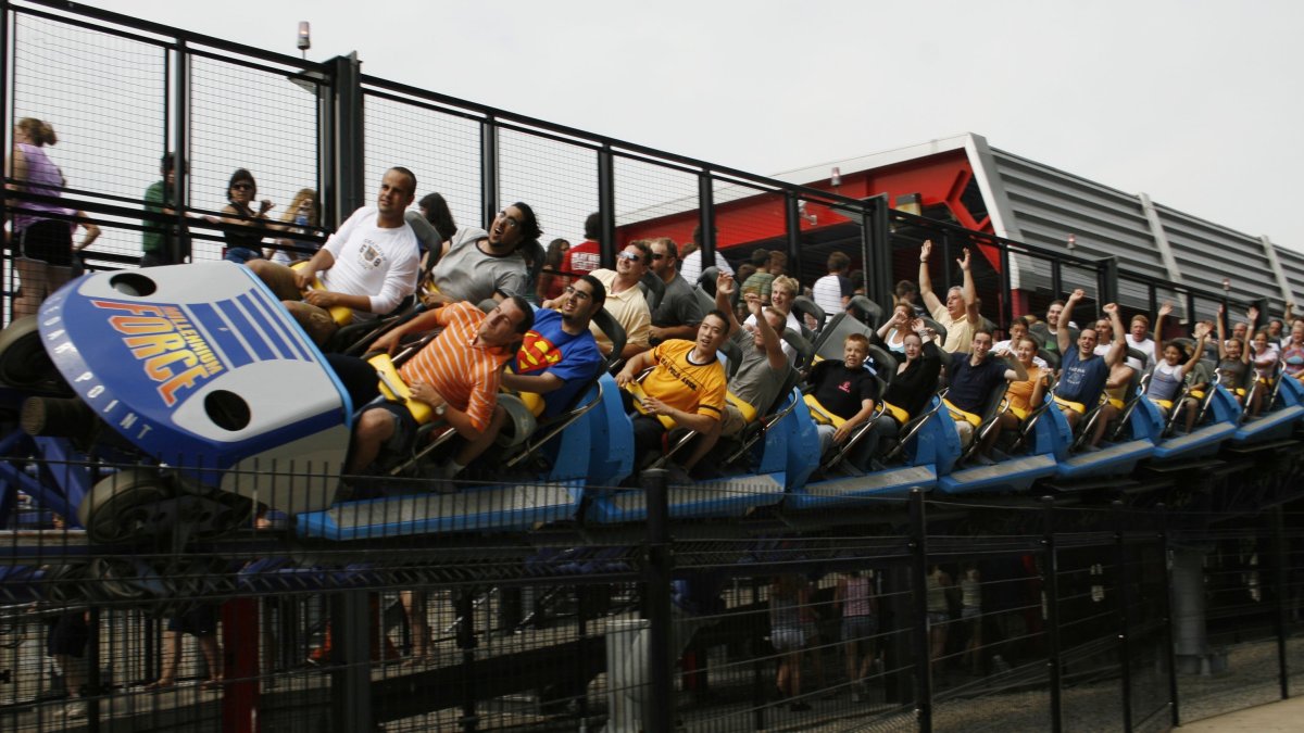 Riders get stuck on roller coaster at Cedar Point, forced to climb down
