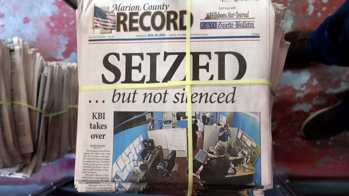 Experts say the raid on a Kansas newspaper likely broke a law – NBC Los Angeles - Vimarsana News