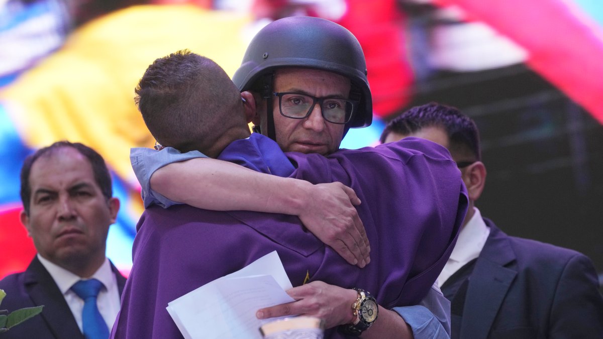 Ecuadorians are choosing a new president amid increasing violence – NBC Los Angeles - Vimarsana News