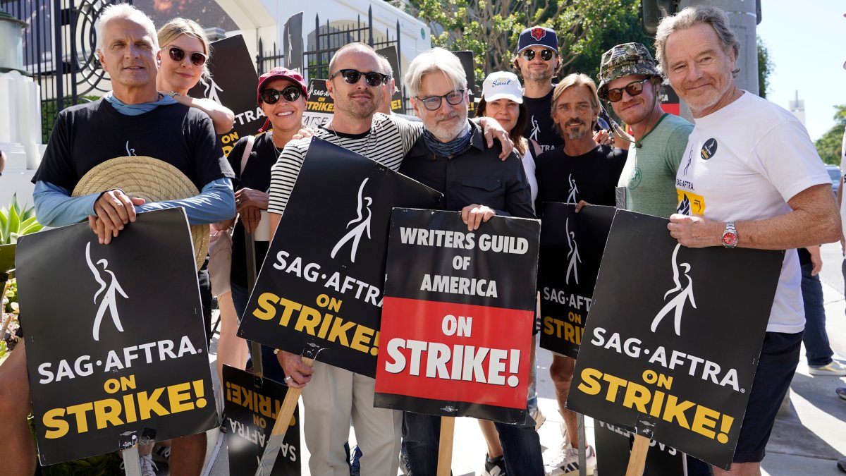'Breaking Bad' stars join picket line to resume negotiations with actors – NBC Los Angeles - Vimarsana News