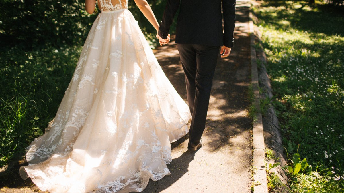 Mom watches in horror as toddler uses bride's dress as a 'human napkin' – NBC Los Angeles - Vimarsana News