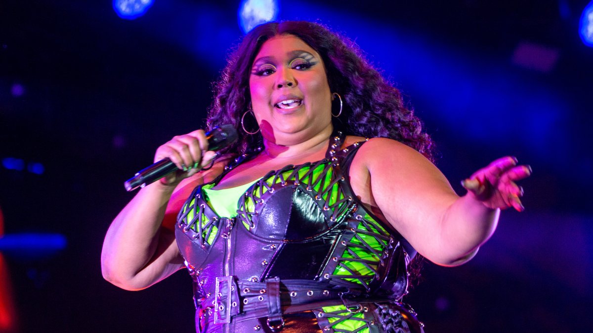 Lizzo breaks silence on "false" and "outrageous" lawsuit allegations – NBC Los Angeles - Vimarsana News