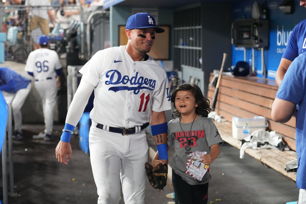 Short on shortstops, Los Angeles Dodgers turn to Miguel Rojas