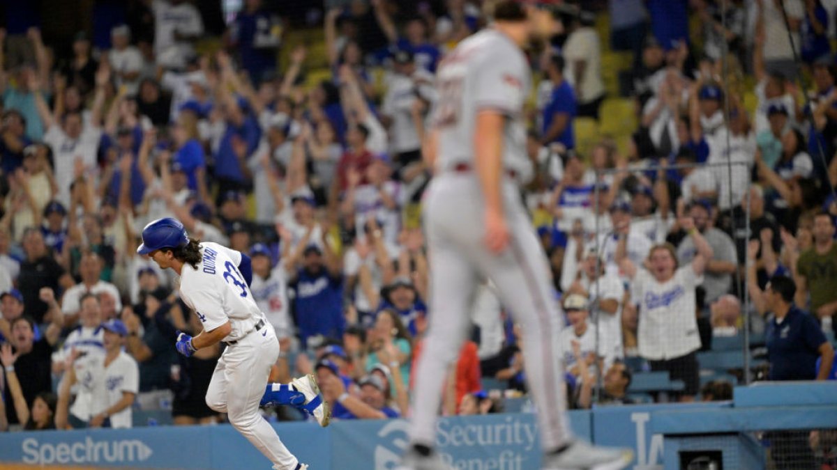 Jason Heyward and James Outman hit BACK-TO-BACK home runs to give the  Dodgers the lead over the Diamondbacks