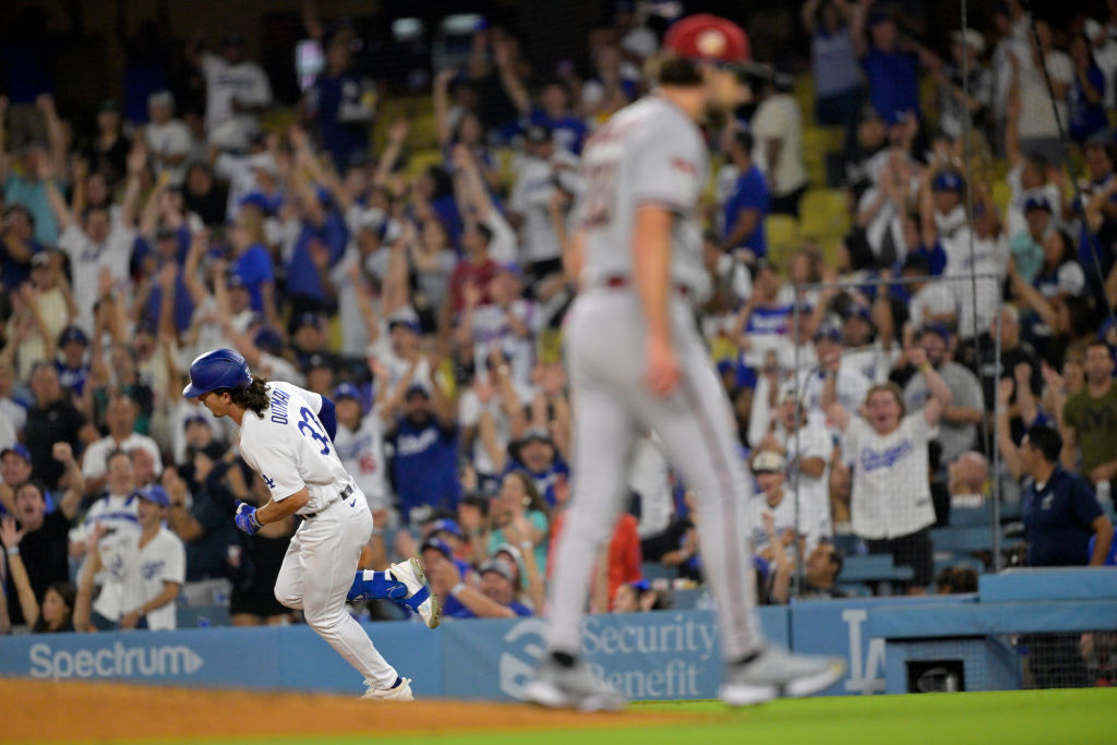 Giants' Matt Moore misses no-hitter when Dodgers' Corey Seager