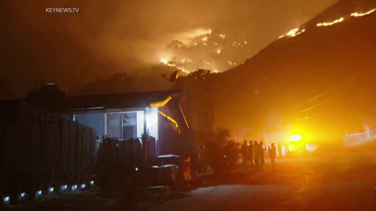 Firefighters protect homes from fire near 5 Freeway in Lebec NBC Los