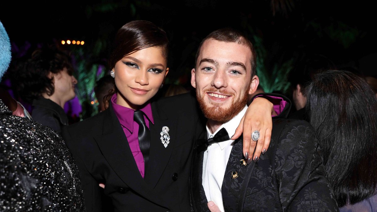 Zendaya visits mural honoring 'Euphoria' costar Angus Cloud after his death – NBC Los Angeles - Vimarsana News