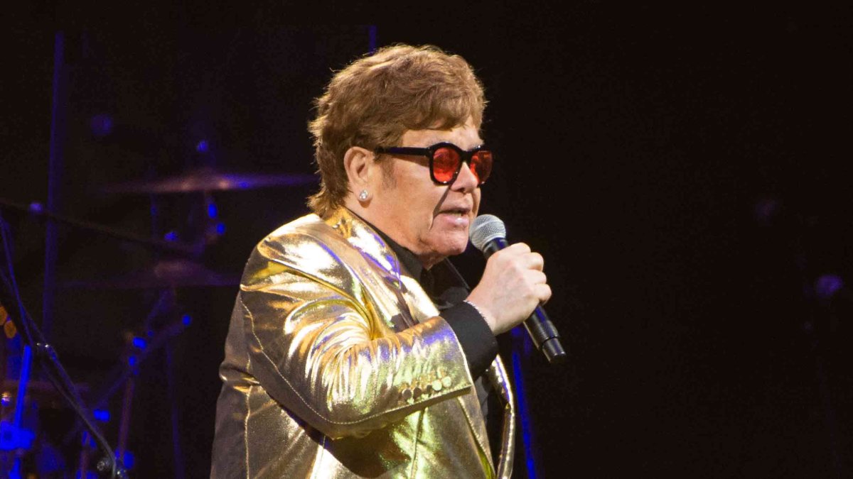 Elton John se remet chez lui après avoir été hospitalisé pour une chute en France – NBC Los Angeles