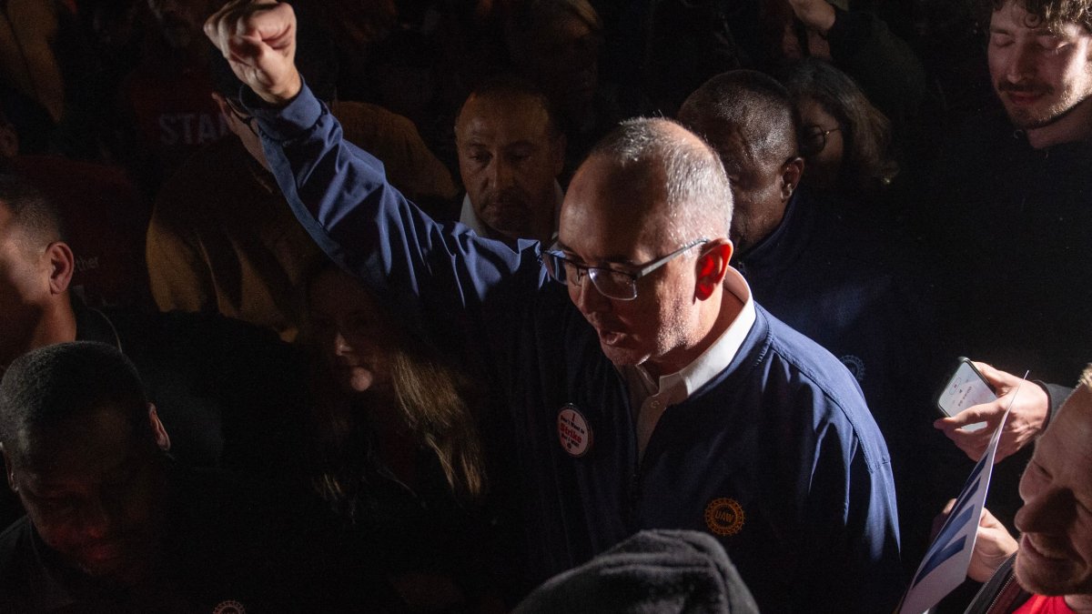 UAW strike brings bluecollar vs billionaire battle to Detroit