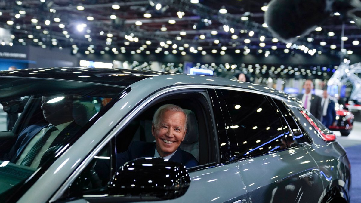 Biden's rules on clean cars face a crucial test as Republican-led challenges go to DC appeals court 1