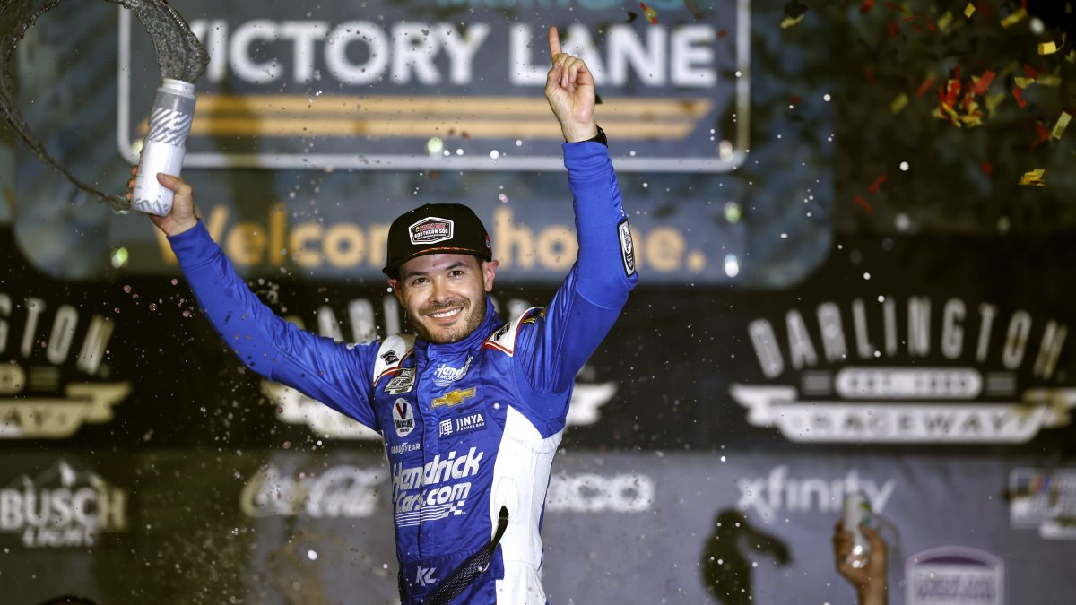 Larson Claims Nascars Opening Playoff Race At Darlington Nbc Los Angeles