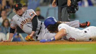 Dodgers capitalize on Giants' blunders to win 7-2
