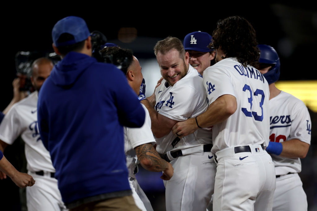 Max Muncy's Error Gifts Phillies 4-3 Victory Over Dodgers in 10 Innings –  NBC Los Angeles