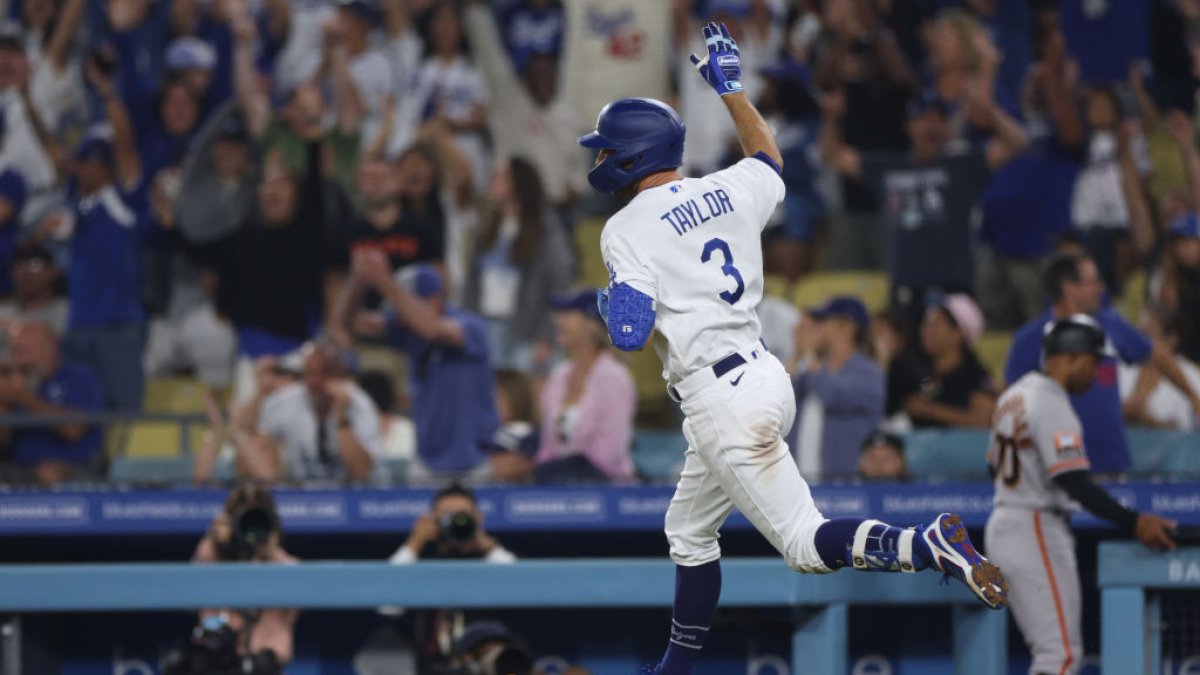 Chris Taylor's defense, RBI single in 10th lifts Dodgers to 3-2