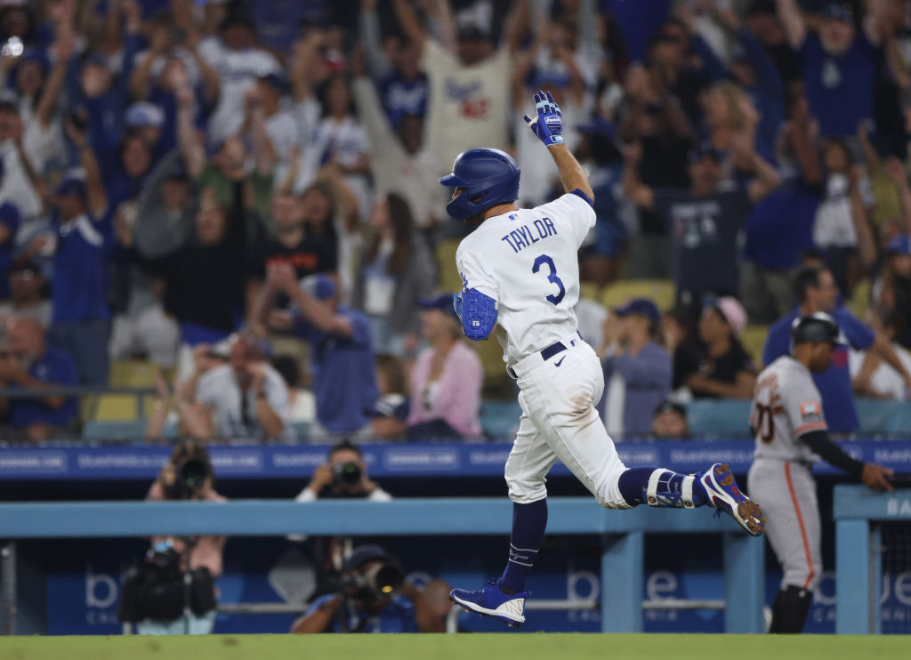 Chris Taylor's defense, RBI single in 10th lifts Dodgers to 3-2 win over  Giants in final home game of regular season – NBC Los Angeles