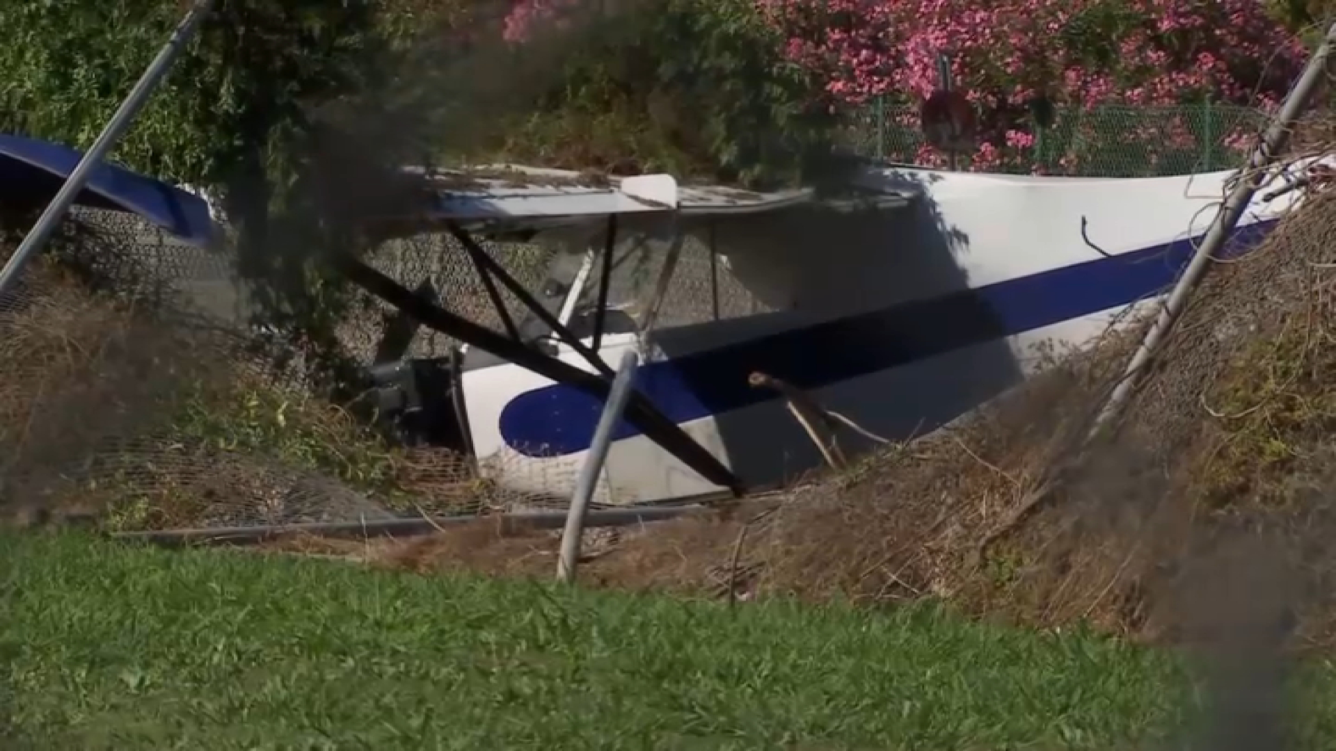 Small Plane Crashes Near Compton/Woodley Airport – NBC Los Angeles