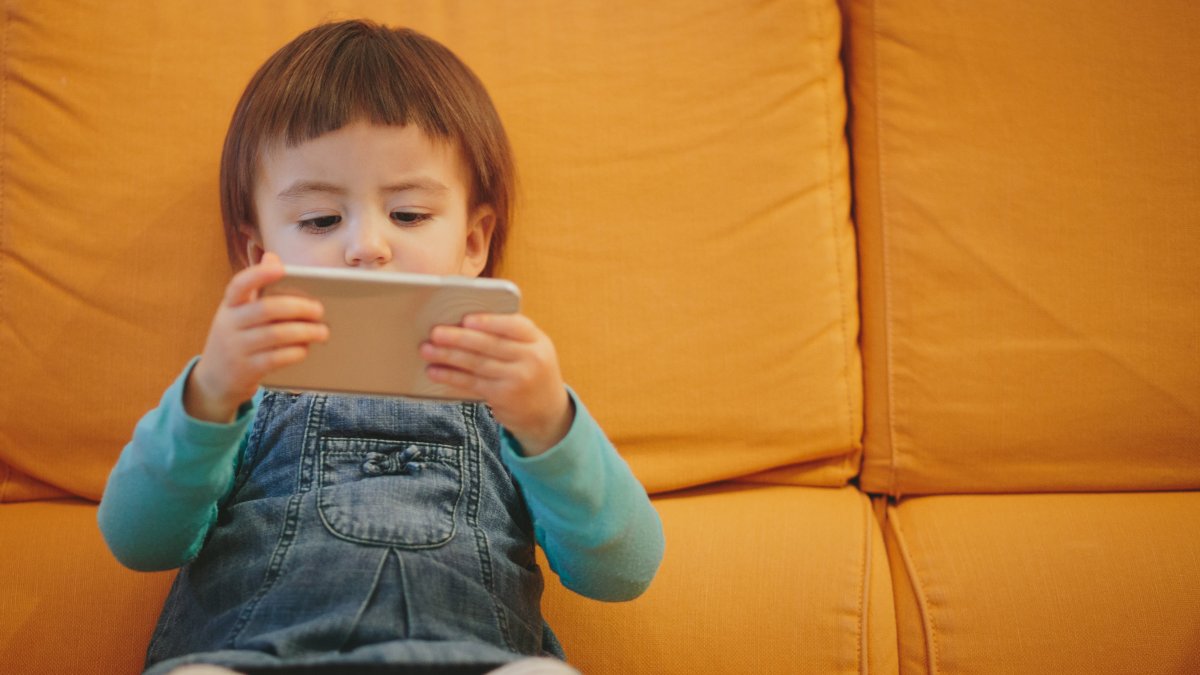 Want to raise happy, successful kids? 'Wait as long as possible' to give them a phone, says Yale expert – NBC Los Angeles - Vimarsana News