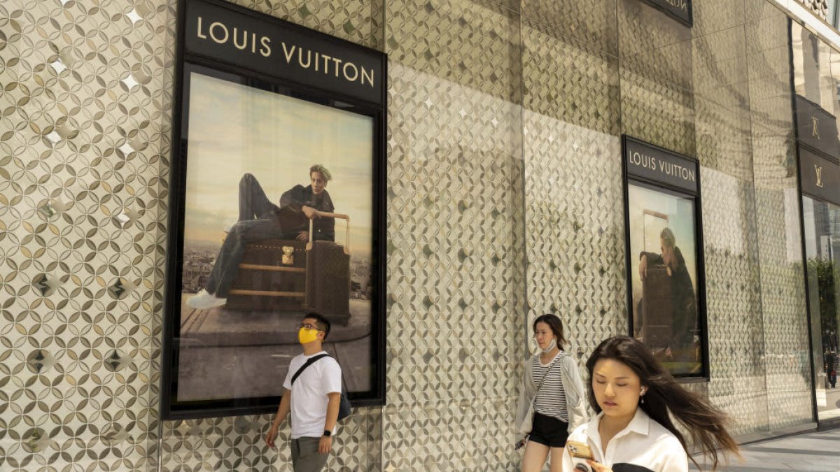 LVMH shares fall to 2023 low as growth slows, pulling luxury sector down - Vimarsana News