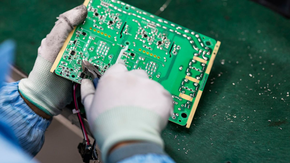 U.S. chip export ban is 'great news,' says partner at Chinese tech investment fund – NBC Los Angeles - Vimarsana News