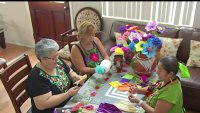Woman shares Mexican craft of making corn husk flowers