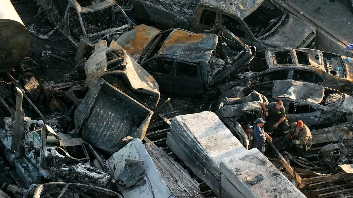 'Superfog' made of fog and marsh fire smoke causes deadly pileups on a Louisiana highway – NBC Los Angeles - Vimarsana News