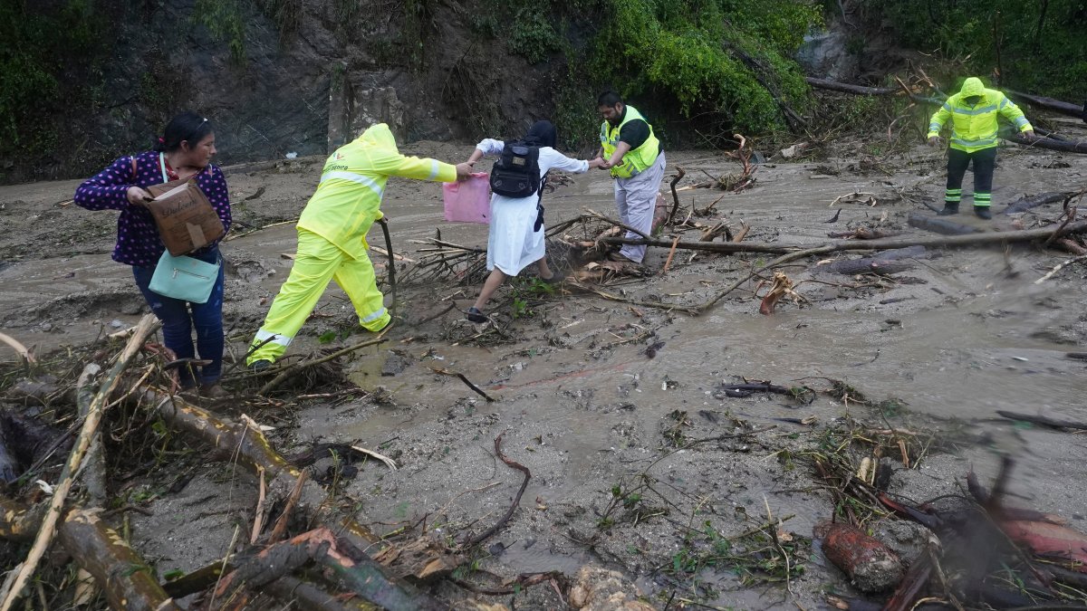 Hurricane Otis triggers landslides, massive floods in Mexico's Pacific coast – NBC Los Angeles - Vimarsana News