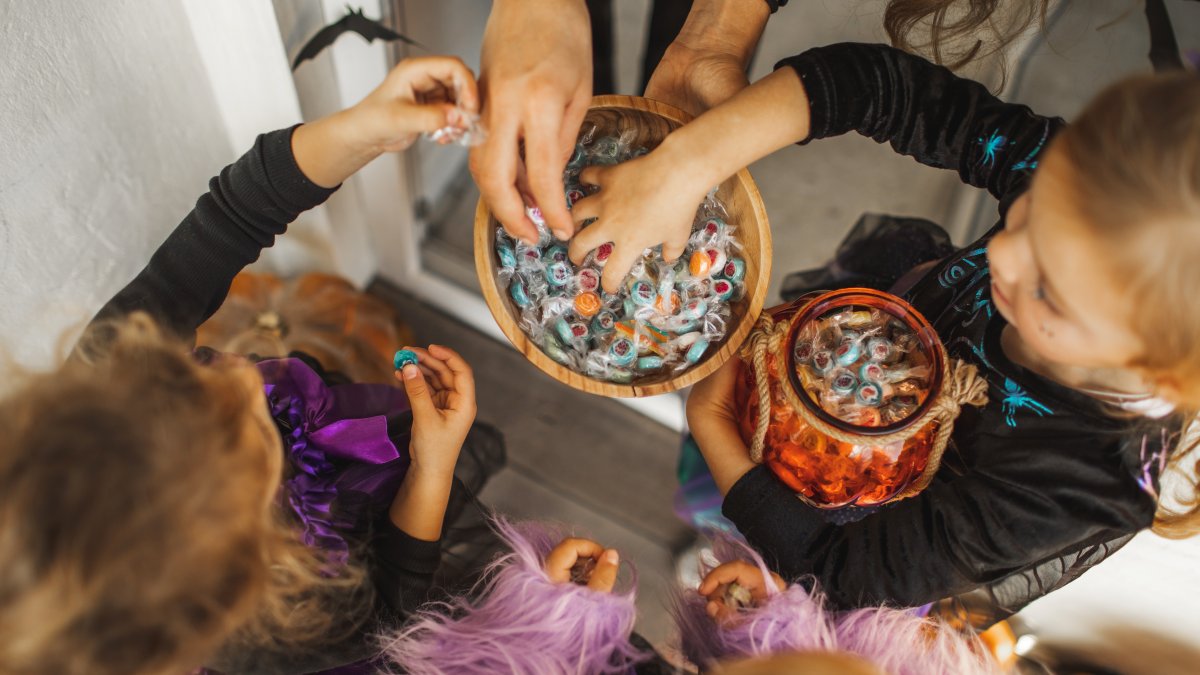 'Horrible parents': Mom and dad get shamed after sharing their Halloween candy tradition – NBC Los Angeles - Vimarsana News