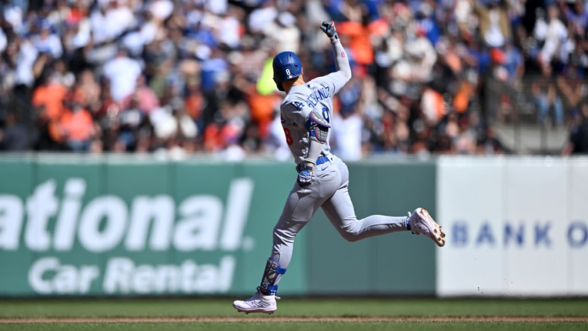Kiké Hernández hits three-run homer as Dodgers beat Giants 5-2 for