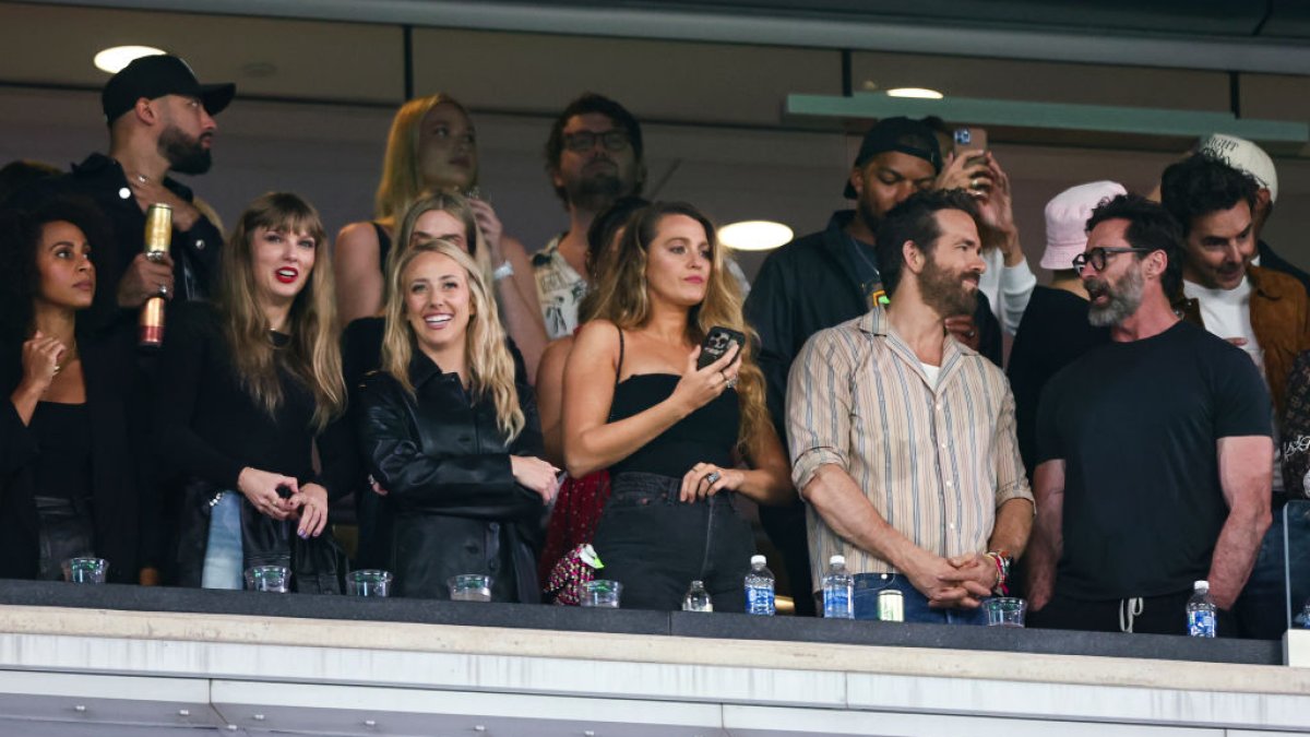 Travis Kelce's mom weighs in on Taylor Swift's 'seemingly ranch' meme – NBC Los Angeles - Vimarsana News