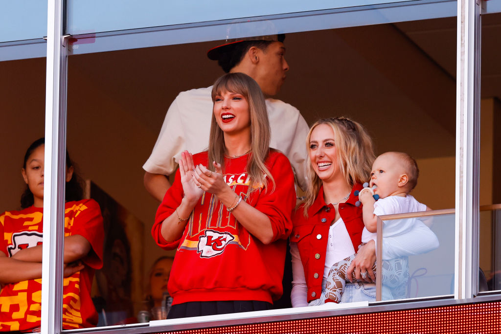 Taylor Swift goes to Chiefs game to cheer on rumored boyfriend Travis Kelce  – NBC Los Angeles