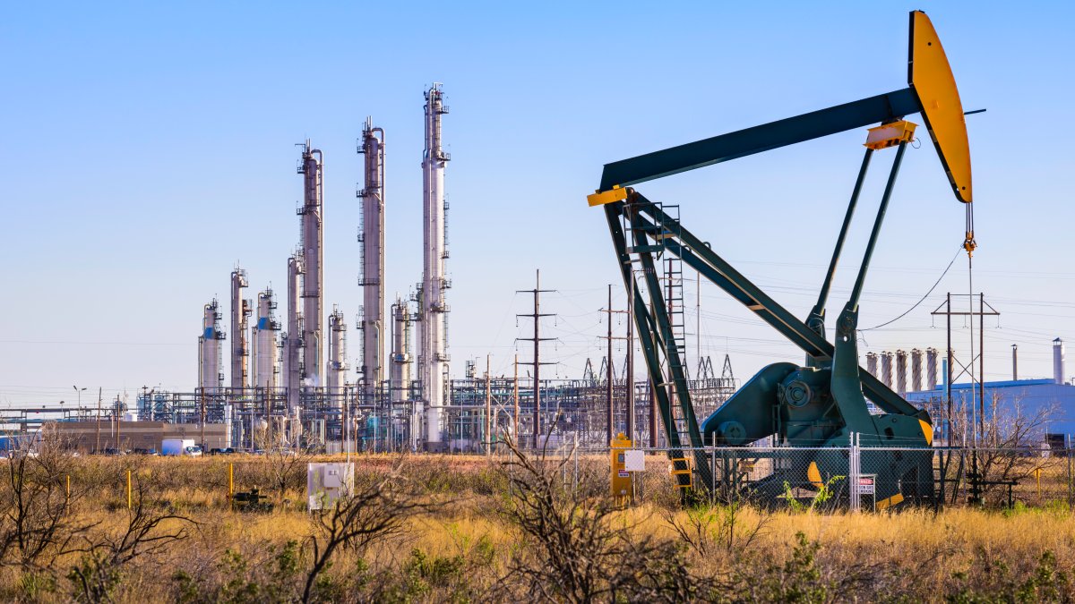 US oil production hits all-time high – NBC Los Angeles - Vimarsana News