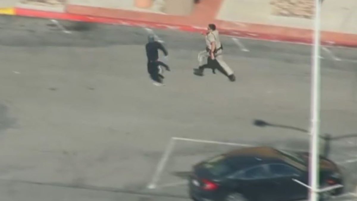 Chase driver tackled by officer in Santa Clarita parking lot – NBC Los Angeles