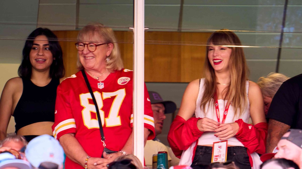 Taylor Swift-themed emoji used during Travis Kelce game on   TV