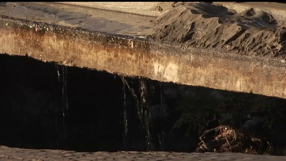Water main break floods streets and triggers a sinkhole – NBC Los Angeles