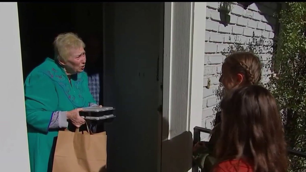 Volunteers deliver Thanksgiving meals to seniors – NBC Los Angeles