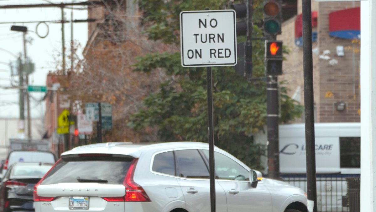 US cities push to ban right turns on red as pedestrian deaths rise – NBC Los Angeles - Vimarsana News