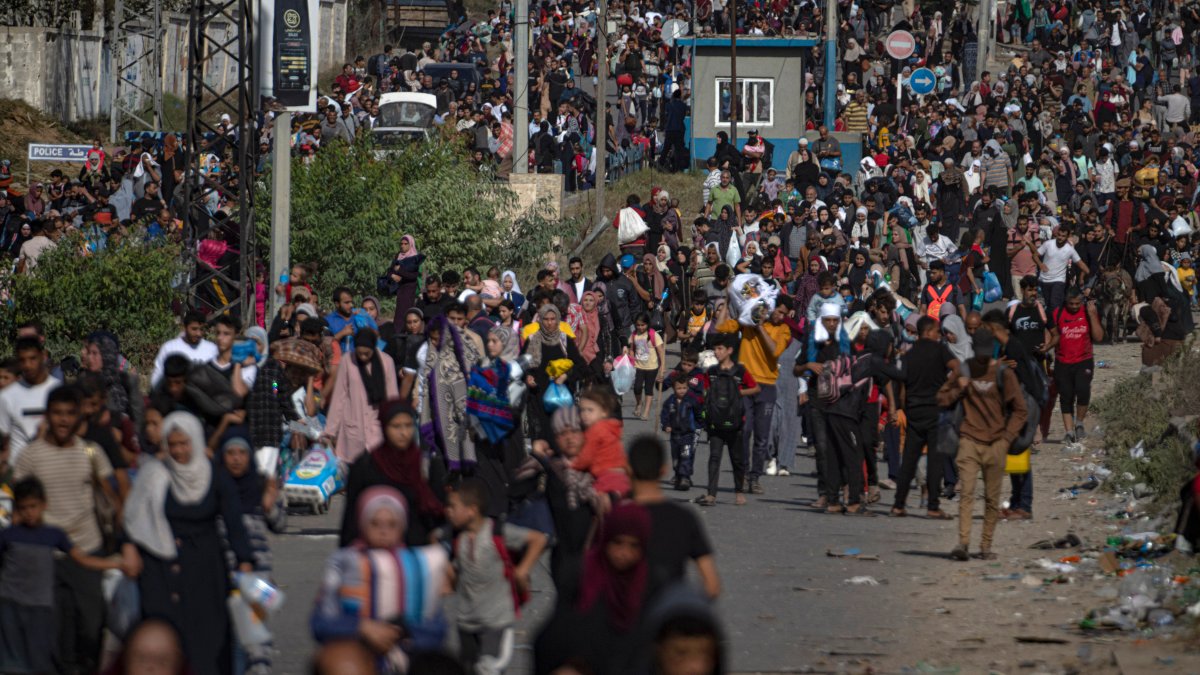 Thousands flee Gaza's largest hospital as Israel-Hamas war intensifies – NBC Los Angeles - Vimarsana News