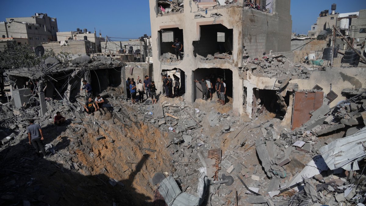 Families in Gaza live without fuel and supplies, forcing them to dig for the dead by hand – NBC Los Angeles - Vimarsana News
